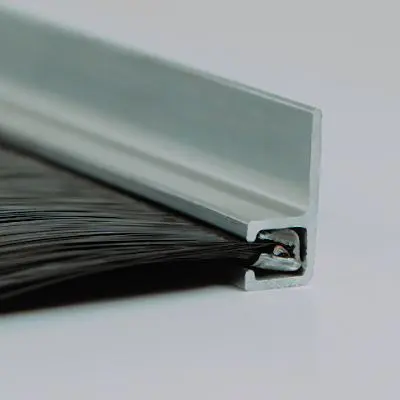 Полосовая щетка с металлическим профилем — изображение 4